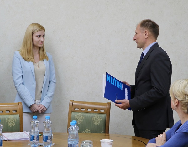 Продолжена традиция вручения нотариусам, впервые принятым в члены Белорусской нотариальной палаты, сертификатов на доступ к правовой системе «ЭТАЛОН-ONLINE»