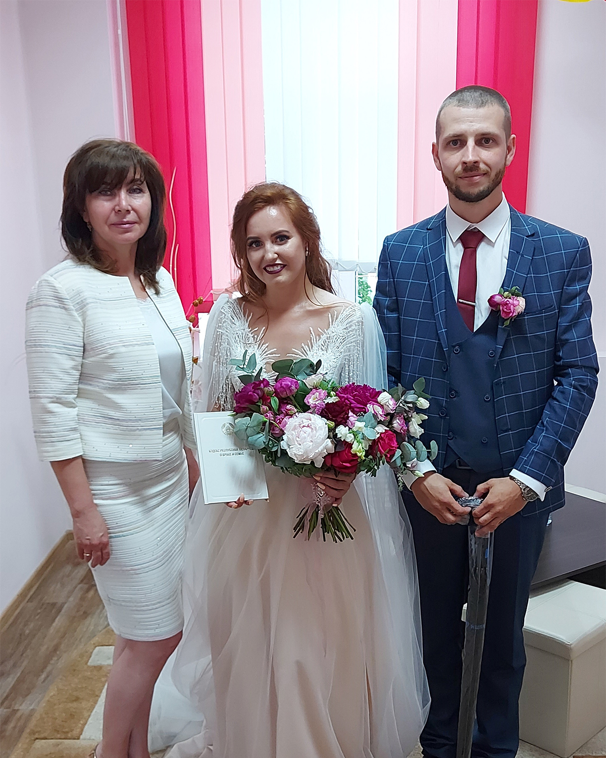 Торжественное вручение Кодекса Республики Беларусь о браке и семье новобрачным