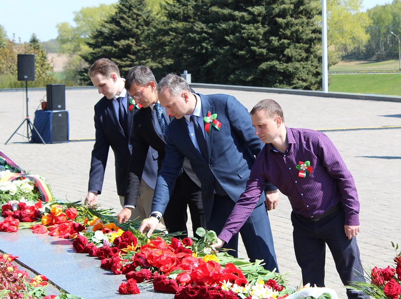 Возложение цветов на мемориальном комплексе «Курган Славы»