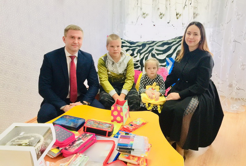 Заместитель директора Центра Вячеслав Бекета поздравил детей с началом учебного года