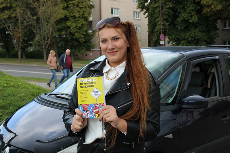 Каждый участник акции получил издание книги «Правила дорожного движения».