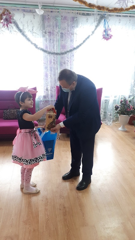 Вячеслав Абрамов поздравил воспитанников и педагогов с предстоящими праздниками 