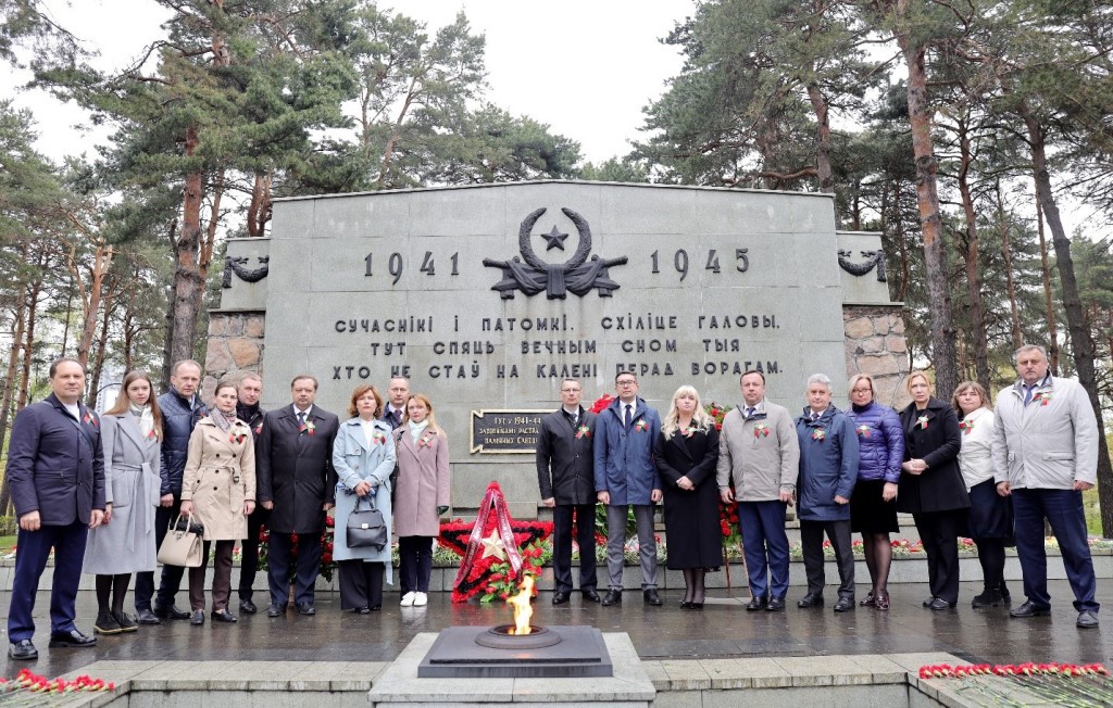 Церемония возложения цветов к мемориальному комплексу «Масюковщина»