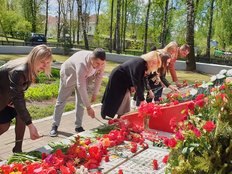 Возложение цветов к Братской могиле, расположенной в Могилевском районе