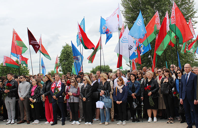 22 июня работники НЦПИ во главе с заместителем директора Вячеславом Бекетой возложили цветы у мемориального комплекса «Тростенец». 